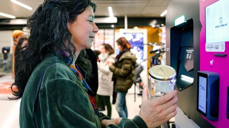 Une consommatrice utilisant une des bornes de Bilbôko installée en grande surface